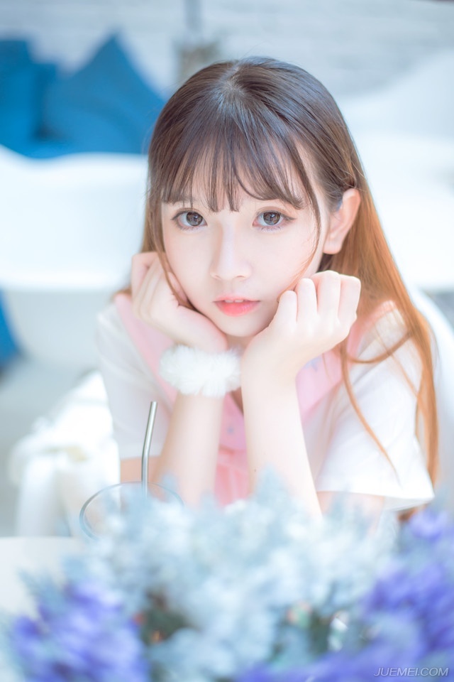 曹操身边，钟繇摇了摇头道：“并不排除有人为了挑起两家纷争，故意将刘备军的尸体带走，主公说的没错，刘备眼下根本没必要也不该这么做，他就算得到了王印，他也不敢称王，那王印对他来说，反而成了怀璧之罪。”
